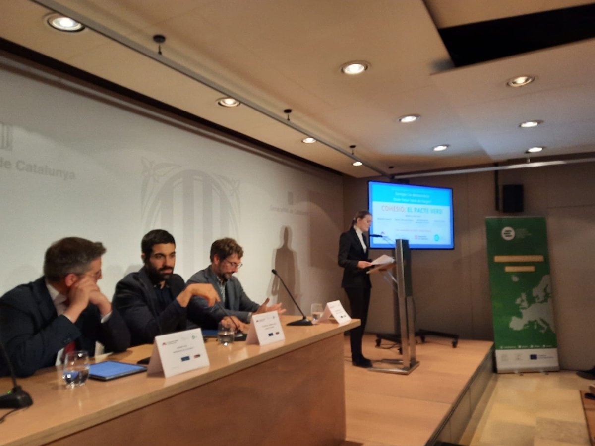 Euroregion's tweet photo. 1ère table ronde menée par @jefcatalunya pour les questions de durabilité, environnement, initiatives des jeunes, notamment les "oubliés" avec Guillaume de Almeida @Occitanie Gerard Vives @exteriorscat et #euroregion
Participation citoyenne jeune pour des décisions réelles https://t.co/0x2ZerKMuL