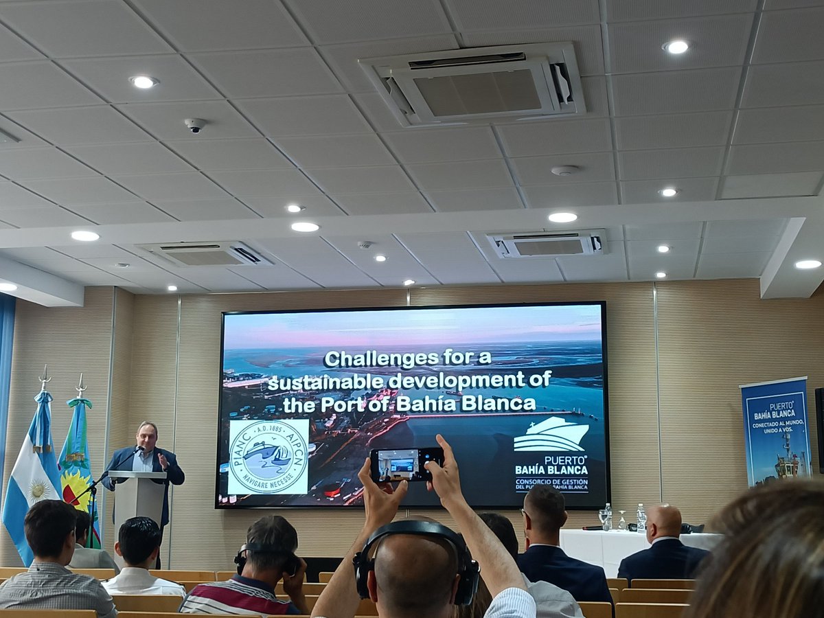 WilliamJaen's tweet image. En representación del Instituto Argentino de Oceanografía #IADO nos encontramos en el Simposio sobre ambiente y cambio climático para el desarrollo portuario organizado por #PIANC. 

#EnergiasRenovables #InundacionesCosteras #TransporteSedimentos #Dragados #WwN