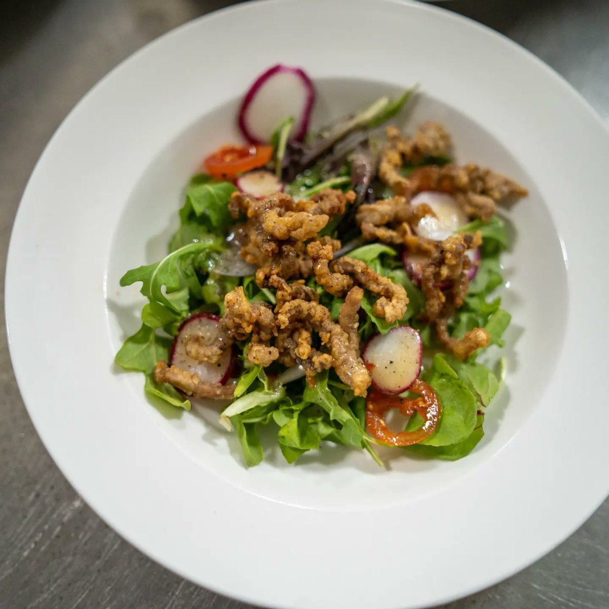 DodiBarbados's tweet photo. "Cum Tuh Ma"

Milts, Seasonal Greens ,Red Onions, Papaya, Cherry Tomatoes Malted Vinaigrette. 

Paired with – 

Not Me Boasie

Doorly’s 3-Year-Old Rum, Grapefruit Juice, Kaiso Lemon Lime Liqueur, Fresh Basil &amp; Cracked Black Pepper

#dodibarbados  #topshelfbartendingacademy  #TBRE https://t.co/l9C0PeuXfo