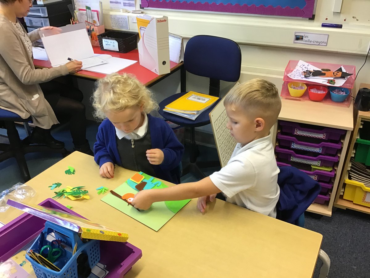 wclpsyear1's tweet photo. We have had fun in 1WA today creating algorithms in our computing lesson! We had to instruct our partner to create a very specific fuzzy felt scene. #unplugged #wclpscomputing https://t.co/graCE2fSbj