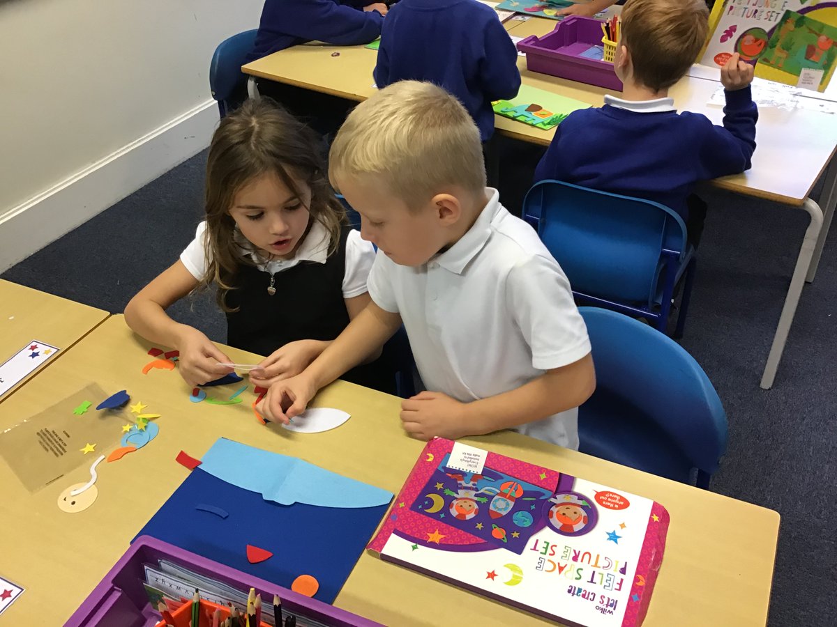 We have had fun in 1WA today creating algorithms in our computing lesson! We had to instruct our partner to create a very specific fuzzy felt scene. #unplugged #wclpscomputing