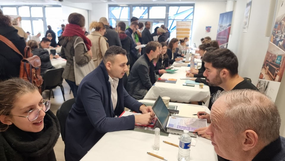 Plus de 600 personnes présentes ce matin au forum hôtellerie restauration à la Halle Olympique d'Albertville, organisé par les Pôle emploi Albertville, Moutiers, Saint Jean de Maurienne, la MLJAT et la MLJ de Maurienne. 35 employeurs présents avec 650 postes à pouvoir.