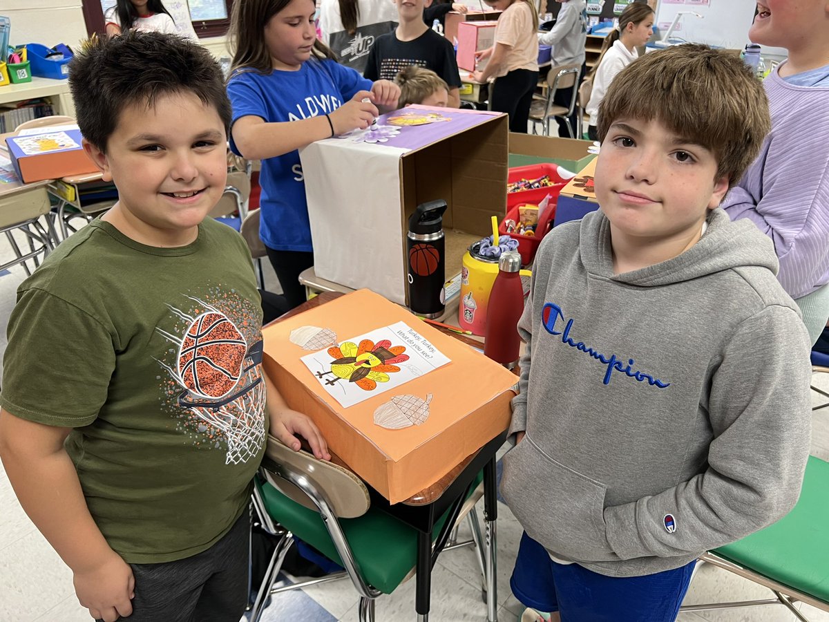 FifthGradeCWC's tweet image. What a great afternoon decorating the boxes for our Thanksgiving Food Drive! We hope we make families happy this holiday season 🦃
