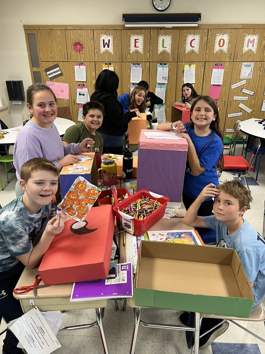 FifthGradeCWC's tweet image. What a great afternoon decorating the boxes for our Thanksgiving Food Drive! We hope we make families happy this holiday season 🦃