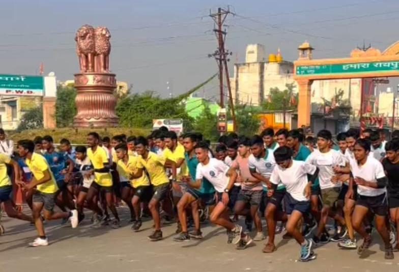 abvpcg's tweet photo. छत्तीसगढ़ में होने वाले विधानसभा चुनाव में शत प्रतिशत मतदान की अपील के साथ आज खेलो भारत के माध्यम से रायपुर महानगर में "रन फॉर नेशन" मैराथन आयोजित की गई। इस मैराथन में सैकड़ों छात्र, युवाओं ने भाग लिया और 100% वोटिंग के संकल्प के साथ दौड़ लगाई।इस दौरान मुख्य रूप से प्रांत संगठन मंत्री श्री @maheshprasad88 प्रमुख रूप से उपस्थित रहें।