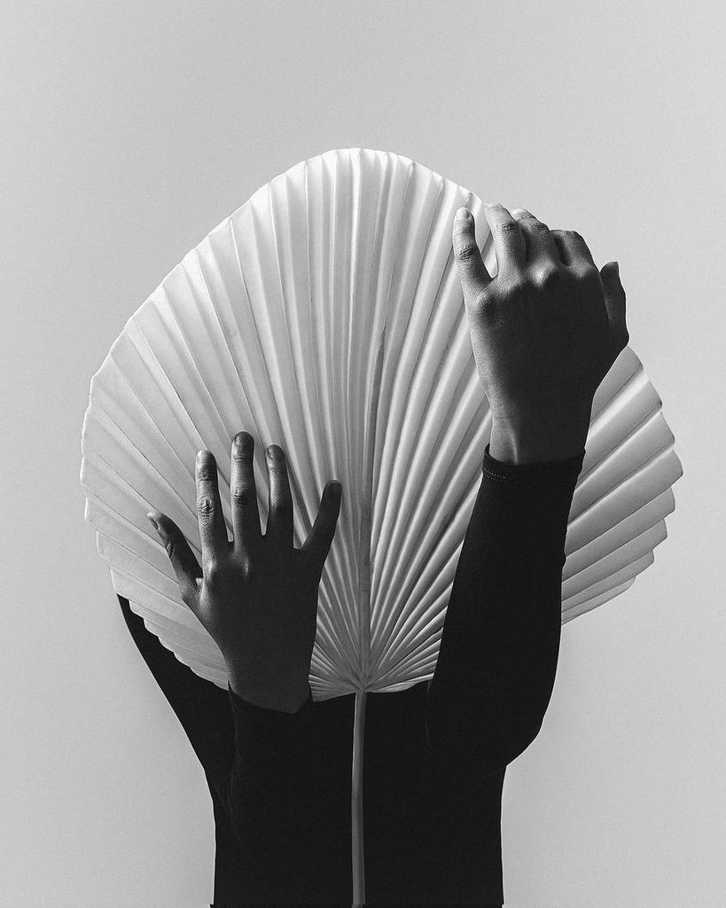 VESSELS

This project speaks to the idea that true beauty is found within, and that it's the inner qualities that truly matter and last over time. While the outer appearance may change, it's the inner beauty that truly shines.

By <a href="/rayvazzquez/">Ray Vázquez</a>

#photography #PhotographyIsArt