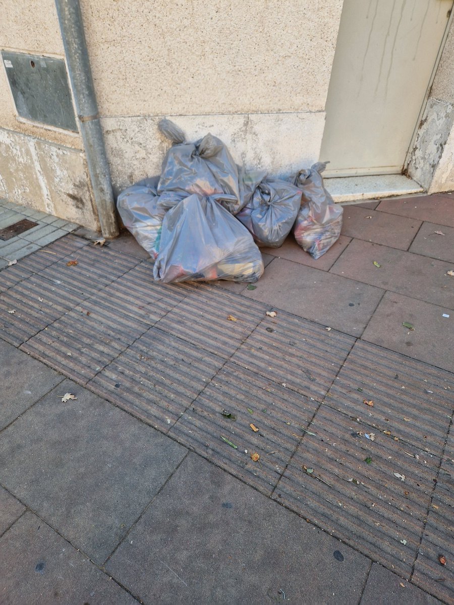 davidllobregat's tweet photo. Carrer historiador cardus cantonada amb provença.Veins incivics que no es molesten en portar la brossa al contenidor.Molt habitual en aquesta zona. https://t.co/tNdjZHuNal