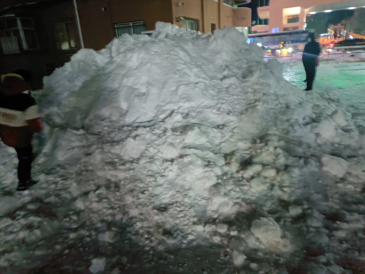 明天开始堆雪人，扫雪使我腰酸背痛