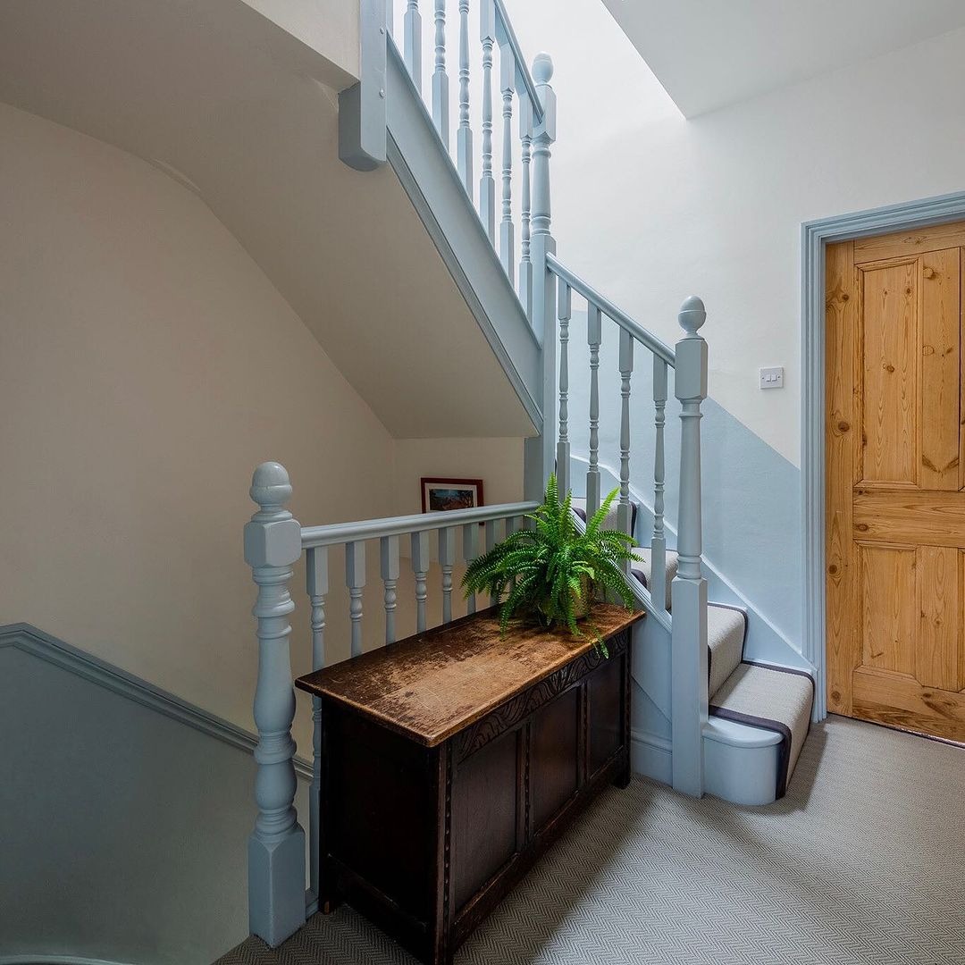 We love the combination of the gentle blue paint with our Alpine stair runner. Reflecting the mountain peaks, this wool carpet offers a stunning textured effect that complements the stairs.  Interior design: House by Mia crucial-trading.com/product/pale-s… #interiordesigner #staircase