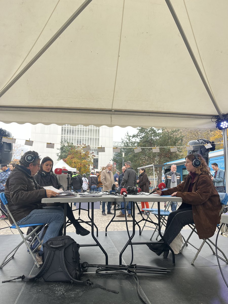 Aujourd'hui les étudiant.es du master 1 sont venus présenter leurs travaux autour des thèmes de la solidarité et de l'accueil dans une émission consacrée à l'hospitalité. Retrouvez le podcast prochainement sur Horizons Médiatiques !