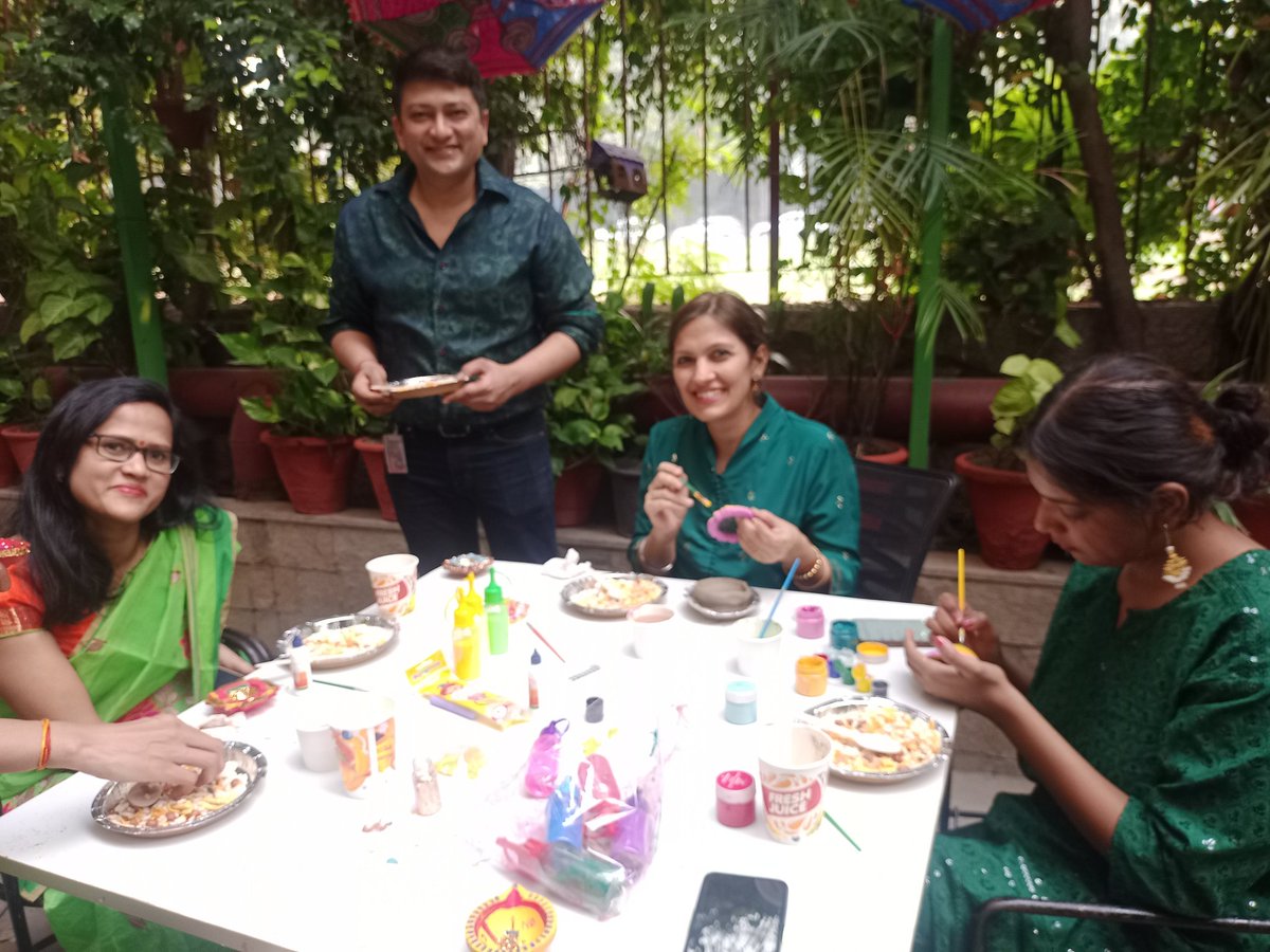Vasudha156's tweet photo. My colleagues at NDTV office celebrating the spirit of deepawali @azam24x7 @ShitijKGupta https://t.co/R1vUsPSELM