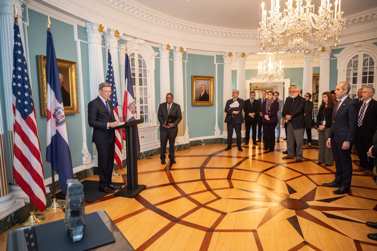 USA en Español (@usaenespanol) on Twitter photo Subsecretario Nichols: ¡Felicitaciones al nuevo presidente de la #CumbreAméricas, República Dominicana! Honrado de unirnos a <a href="/USAmbOAS/">US Mission to the Organization of American States</a> para celebrar los logros compartidos y renovar los compromisos por un hemisferio más democrático, resiliente, sostenible y equitativo. Subsecretario Nichols: ¡Felicitaciones al nuevo presidente de la #CumbreAméricas, República Dominicana! Honrado de unirnos a <a href="/USAmbOAS/">US Mission to the Organization of American States</a> para celebrar los logros compartidos y renovar los compromisos por un hemisferio más democrático, resiliente, sostenible y equitativo.