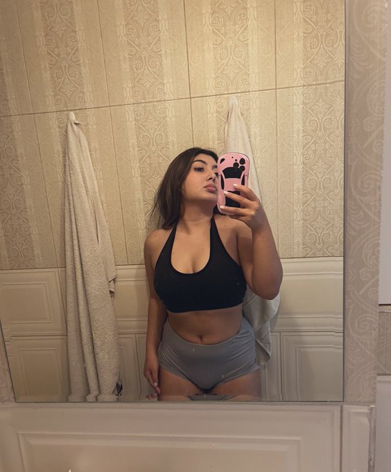 Say Hi or I won&rsquo;t let you kiss me https://t.co/709BZrfeD2