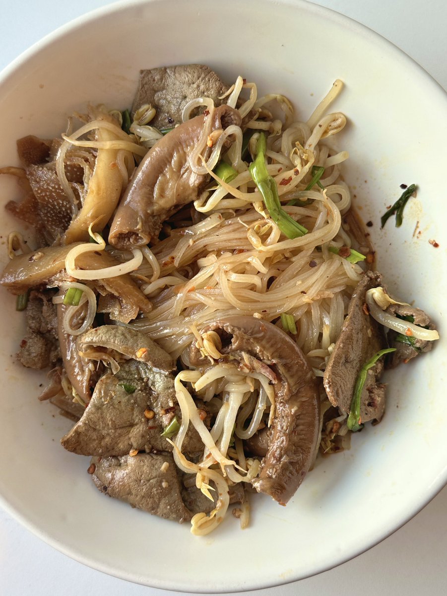 Dekchaikumkom's tweet photo. โอ้โหเห็นคนโพสต์ว่าเส้นก๋วยเตี๋ยวดอกบัวเนี่ยอร่อยมาก ก็พึ่งเคยลองอะทุกคน สรุปว่ามันอร่อยจริงๆ ให้ยืนหนึ่งเลยเรื่องความเหนียวนุ่มนุ้มมมม อร่อยเคี้ยวเพลินสุดๆอะ ทำง่ายสุดแค่ต้มน้ำเดือดๆก็เอาเส้นลงไป นับ1-15 ก็เอาเส้นขึ้นมาได้เลย ซื้อมาติดครัวไว้ 1 ถุงกินได้นานเลยจ้า https://t.co/vTcgfPT06R