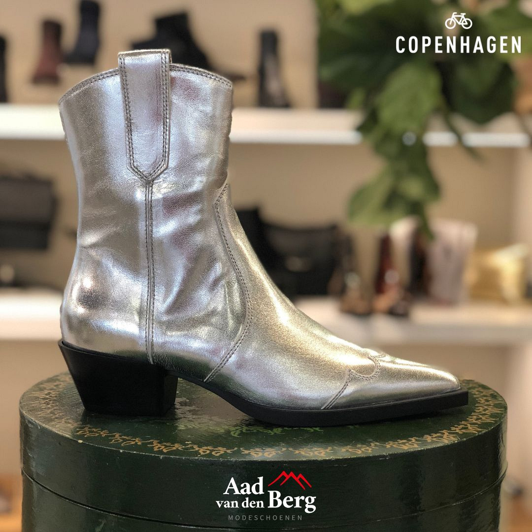 Ontdek de perfecte balans tussen chic en stoer met elegante enkellaarsjes en stoere veterboots! 👢✨ Welke stijl past bij jou? 
Check onze collectie op aadvandenberg.nl en geef je outfit een upgrade! #avdbm #enkellaarsjes #veterboots #Copenhagenstudios