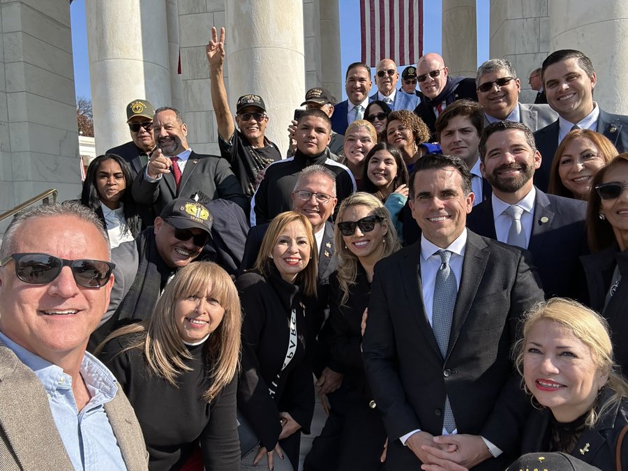 barricada_azul1's tweet photo. Sorry HUEVITO! @PabloJoseHR
Tu quisieras ir a Washington.
Los Estadistas YA ESTAMOS en Washington
HACE RATO!
#WeRReady @DavilaPernas https://t.co/xSDwCMDGdR