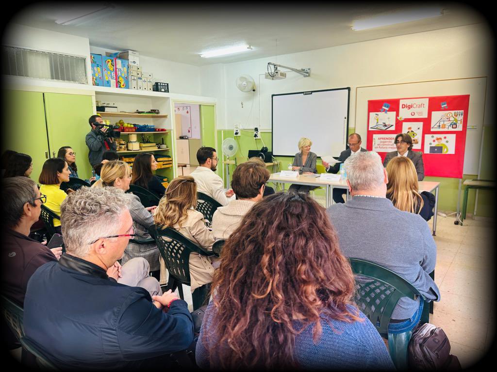 ProgramasRM's tweet photo. Presentación del nuevo Programa Educativo “Digicraft en tu Cole” en el CEIP San Pablo @MurciaSanPablo donde participan 65 centros educativos de Ed. Primaria de la Región de Murcia fruto del convenio de colaboración entre @FundVodafone y @Educarm 
➕ℹ️➡️ https://t.co/uPiuajKs91 https://t.co/7QG1iYtOYh