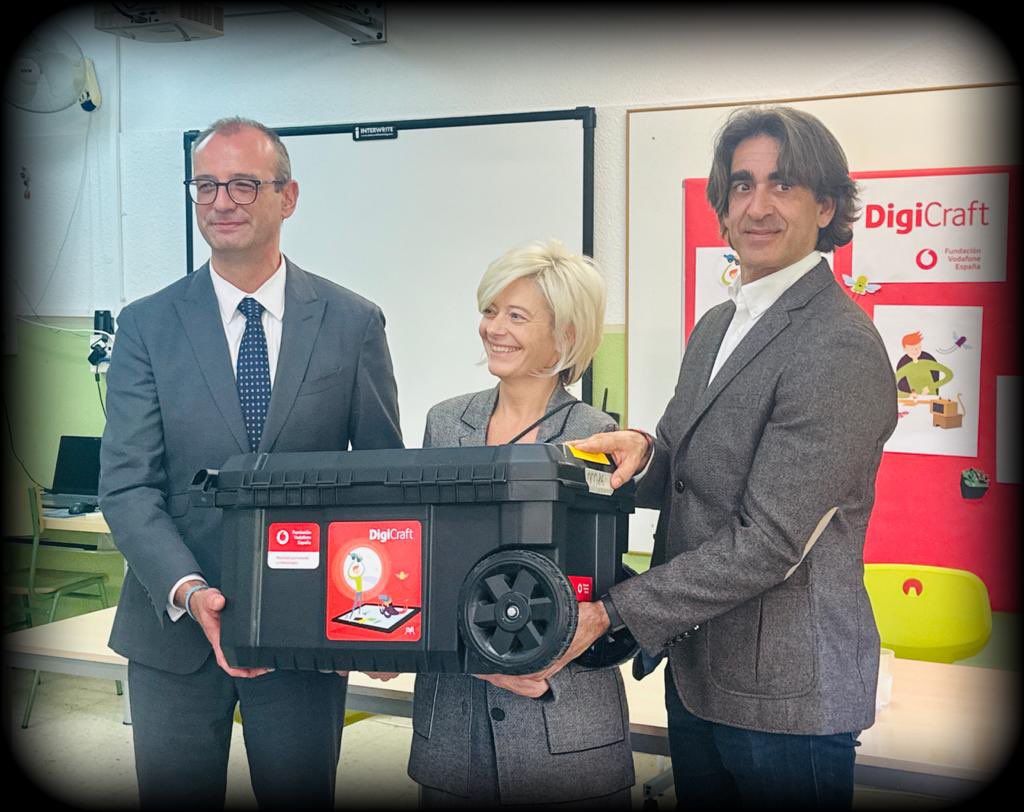 ProgramasRM's tweet photo. Presentación del nuevo Programa Educativo “Digicraft en tu Cole” en el CEIP San Pablo @MurciaSanPablo donde participan 65 centros educativos de Ed. Primaria de la Región de Murcia fruto del convenio de colaboración entre @FundVodafone y @Educarm 
➕ℹ️➡️ https://t.co/uPiuajKs91 https://t.co/7QG1iYtOYh