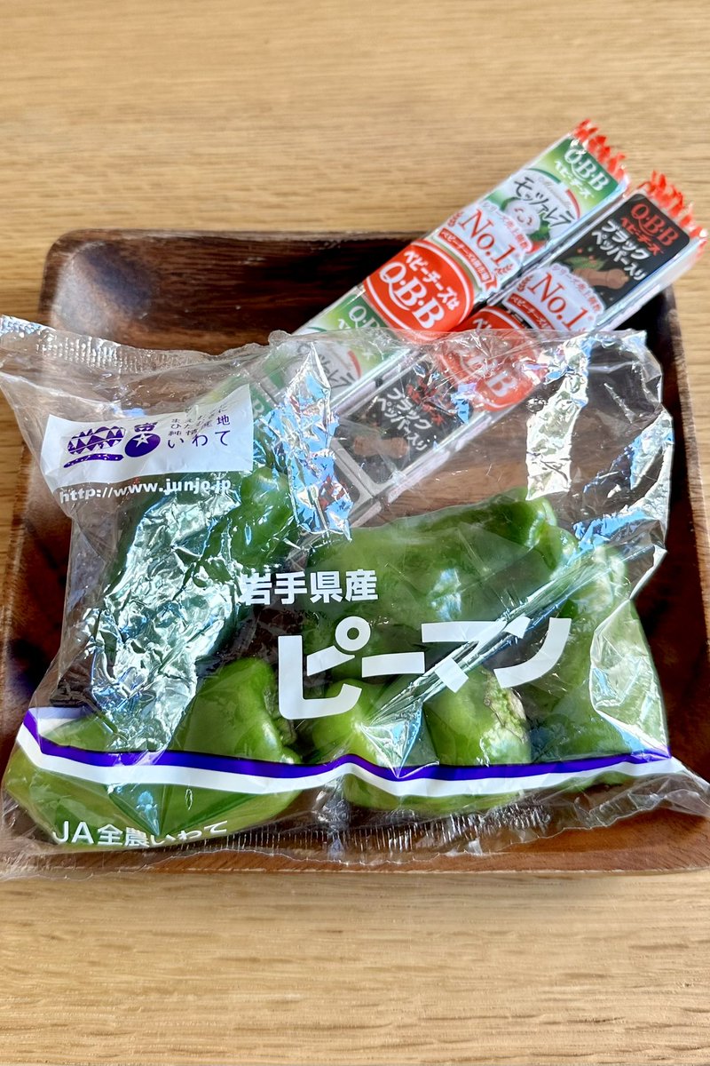 zennoh_food's tweet photo. 丸ごとピーマンのチーズ焼き。
(タイトな？)ピーマンにベビーチーズをねじ混み、オリーブオイルをかけ、トースターやフライパンで焼き、胡椒を振れば、チーズとろっ、種のプチプチ食感も美味し楽しおかずになります。
個人的にはクリームチーズ入りベビーチーズが、とろとろ具合がマシマシで好きです。 https://t.co/5HIZfU2WsS