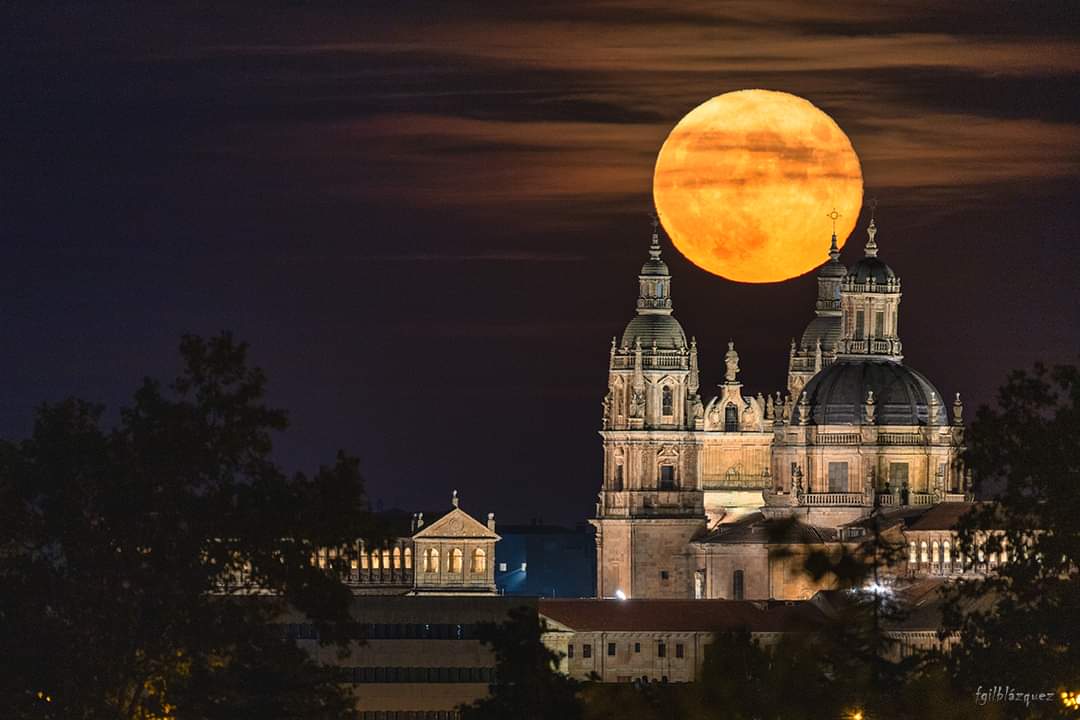 La luna &amp; las tres torres más altas de la ciudad de Salamanca ❤️

Las torres y cúpula de La Clerecía, de 61 metros de altura.
⛪️🌕
🧵