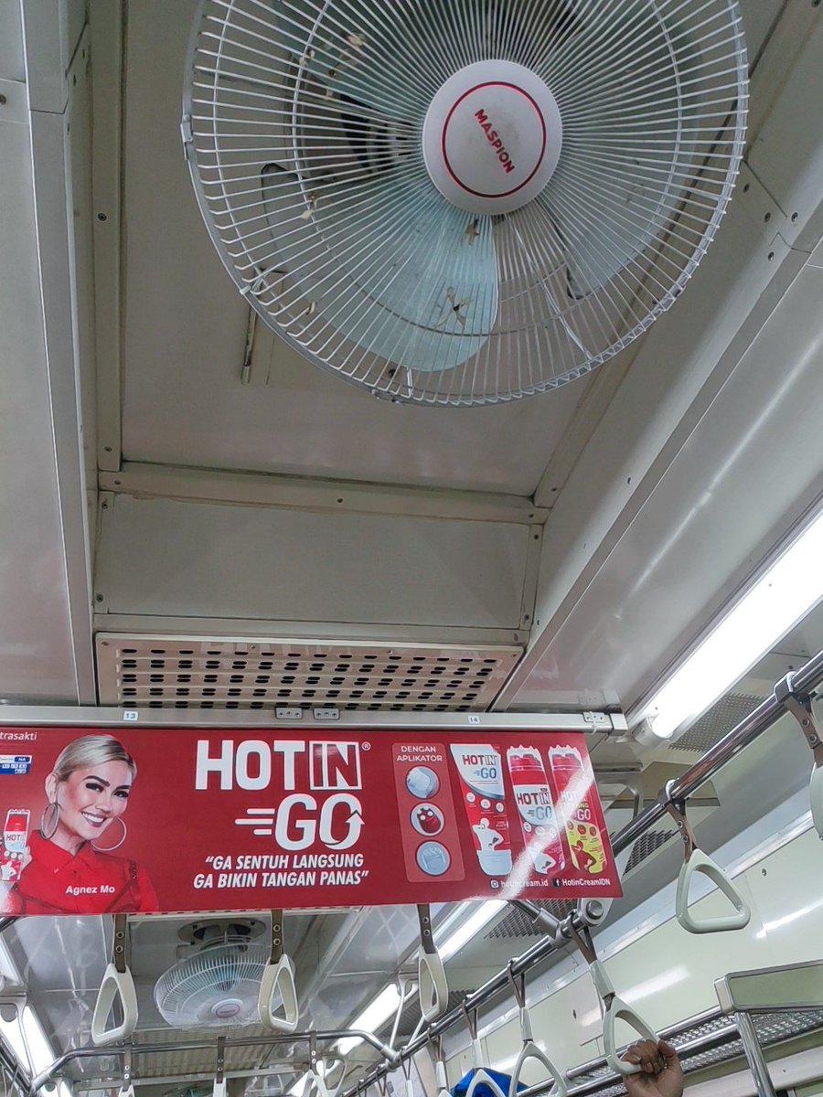 x_cisadane's tweet photo. @CommuterLine CommLine 1356B Jakk-Boo Gerbong 6 Pajangan nya ehhhh Kipas nya Tidak Nyala. Mhn agar diperbaiki. Thx https://t.co/CmJYsIwki8