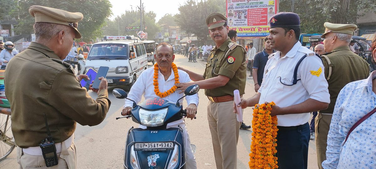 tpunnao's tweet image. नवागंतुक यातायात प्रभारी निरीक्षक सुनील सिंह द्वारा आईबीपी चौराहे पर फूल माला पहनाकर आम जनमानस से यातायात नियमो का पालन करने की अपील की। @Uppolice @unnaopolice @uptrafficpolice @pskotwaliunnao