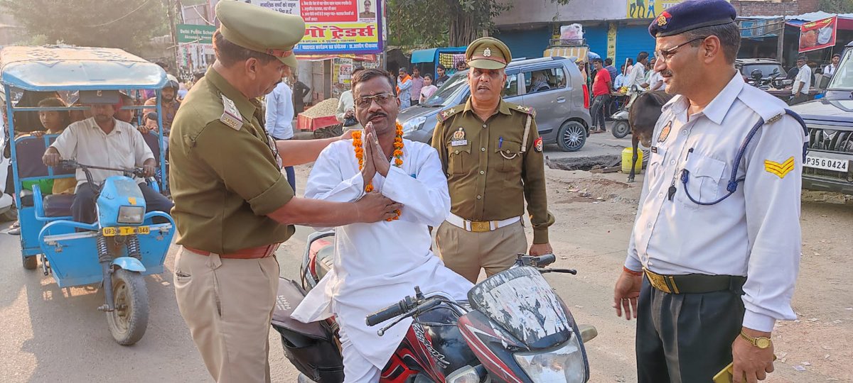 tpunnao's tweet image. नवागंतुक यातायात प्रभारी निरीक्षक सुनील सिंह द्वारा आईबीपी चौराहे पर फूल माला पहनाकर आम जनमानस से यातायात नियमो का पालन करने की अपील की। @Uppolice @unnaopolice @uptrafficpolice @pskotwaliunnao