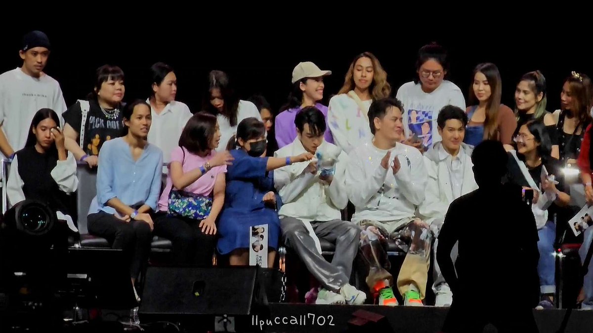 llpuccall702's tweet photo. นุชชชes~ เราลงรูป &amp; คลิป Group Photo &amp; Goodbye Session ที่มีนิดหน่อยช่วงต้นๆของทั้ง 2 วันไว้ให้นะคะ มือใหม่หัดแชร์ ติดขัดตรงไหนเดมบอกได้น๊า @peckpalit 

Day1 : https://t.co/sGfTjPv5ja
Day2 : https://t.co/VUGYUdft1Q

#PeckAofIceInFriendnityConcert
#เป๊กผลิตโชค ♡ #PECKPALiTCHOKE https://t.co/qNoHC6XsS7