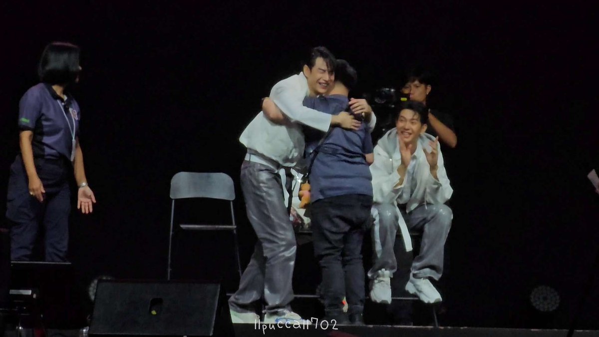 llpuccall702's tweet photo. นุชชชes~ เราลงรูป &amp; คลิป Group Photo &amp; Goodbye Session ที่มีนิดหน่อยช่วงต้นๆของทั้ง 2 วันไว้ให้นะคะ มือใหม่หัดแชร์ ติดขัดตรงไหนเดมบอกได้น๊า @peckpalit 

Day1 : https://t.co/sGfTjPv5ja
Day2 : https://t.co/VUGYUdft1Q

#PeckAofIceInFriendnityConcert
#เป๊กผลิตโชค ♡ #PECKPALiTCHOKE https://t.co/qNoHC6XsS7