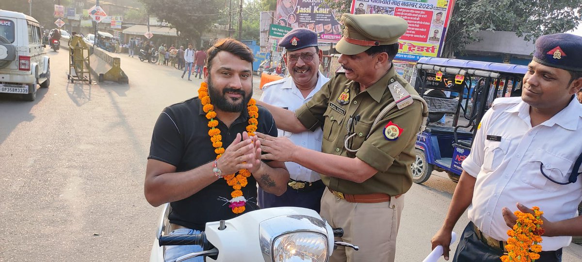 tpunnao's tweet image. नवागंतुक यातायात प्रभारी निरीक्षक सुनील सिंह द्वारा आईबीपी चौराहे पर फूल माला पहनाकर आम जनमानस से यातायात नियमो का पालन करने की अपील की। @Uppolice @unnaopolice @uptrafficpolice @pskotwaliunnao