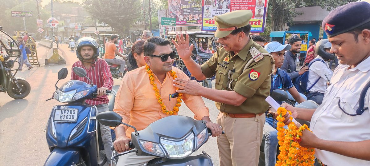 tpunnao's tweet image. नवागंतुक यातायात प्रभारी निरीक्षक सुनील सिंह द्वारा आईबीपी चौराहे पर फूल माला पहनाकर आम जनमानस से यातायात नियमो का पालन करने की अपील की। @Uppolice @unnaopolice @uptrafficpolice @pskotwaliunnao