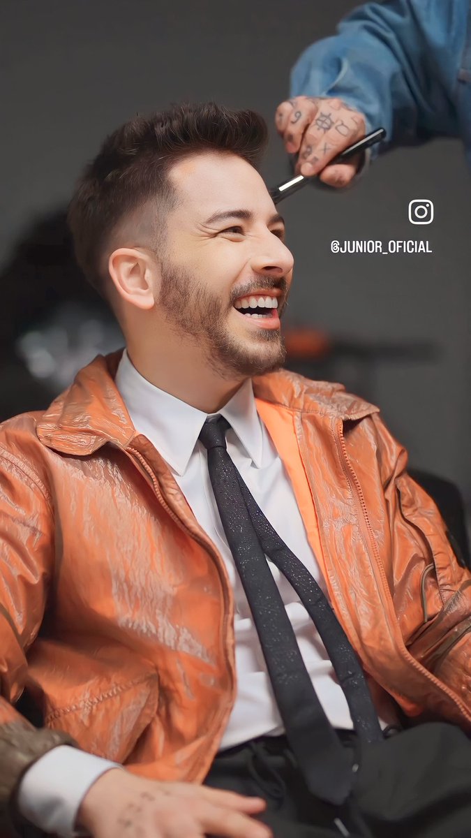IrmaosSJ's tweet photo. Sorrisão de quem bateu 1 milhão de visualizações no clipe de #DeVoltaPraCasa. ❤️
"essa faixa fala sobre minha relação com a música e tb sobre esse sentimento de, finalmente, estar inteiro de novo. quem mais já se sentiu assim?" #JuniorSolo https://t.co/cIYTglDJi6
