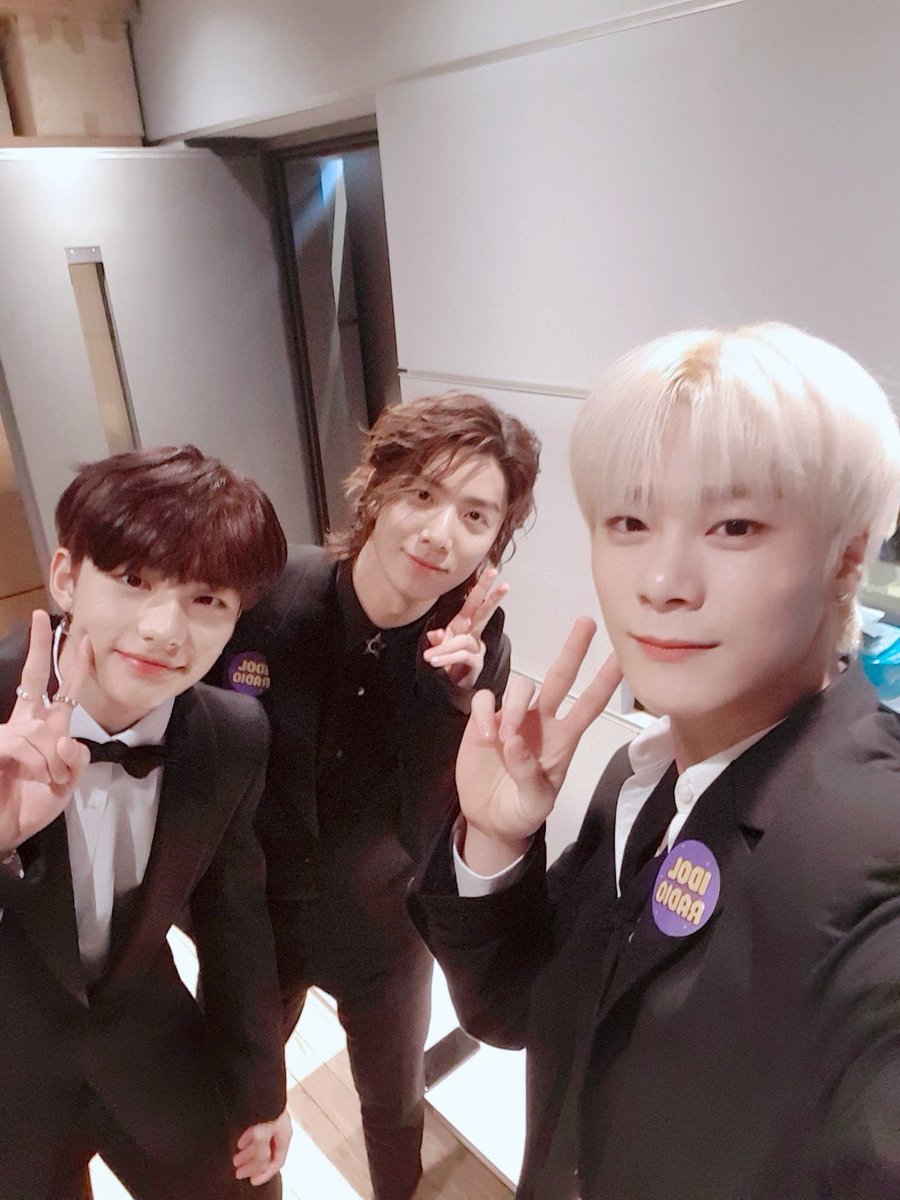 __A_stro__'s tweet photo. 2018.11.07 

5年前の今日、IDOL RADIOに出演したムンビン

외친다を踊るムンビンかっこよすぎる…一人なのに何この迫力…
ムンビンの滑らかで一つ一つの動きが丁寧かつダイナミックな魅力的なダンスがたまらなく好き

🔗https://t.co/kBmmqCmSyA

#MOONBIN #문빈 #문빈_가수해줘서_고마워 https://t.co/63NacNGT8w