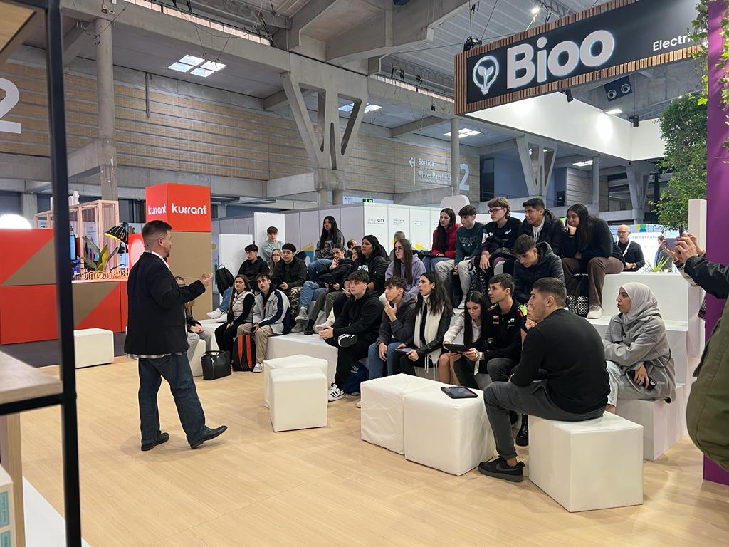 LHEDUCACIO's tweet photo. 📲Un centenar de joves de #LHospitalet participen avui al #ChallengeLH Everyone Can Code Apple!, en el marc de les activitats d’@LHAjuntament a l'@SmartCityexpo City.

👉Programació i disseny d'Apps per promoure un futur més just, equitatiu i sostenible.

#AIChallengeLH https://t.co/QpOdmL3LA7