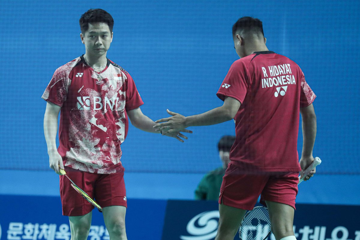 republika_bulu's tweet photo. Laga perdana Rahmat Hidayat/ Kevin Sanjaya Sukamuljo pada kejuaraan Korea Masters 2023 sebagai pasangan baru tim Indonesia dibuka dengan kemenangan dibabak R1 dengan skor 21-18 17-11, 

#kevinsanjaya #rahmathidayat #keramat #koreamasters2023 https://t.co/KyPnmhSRX7