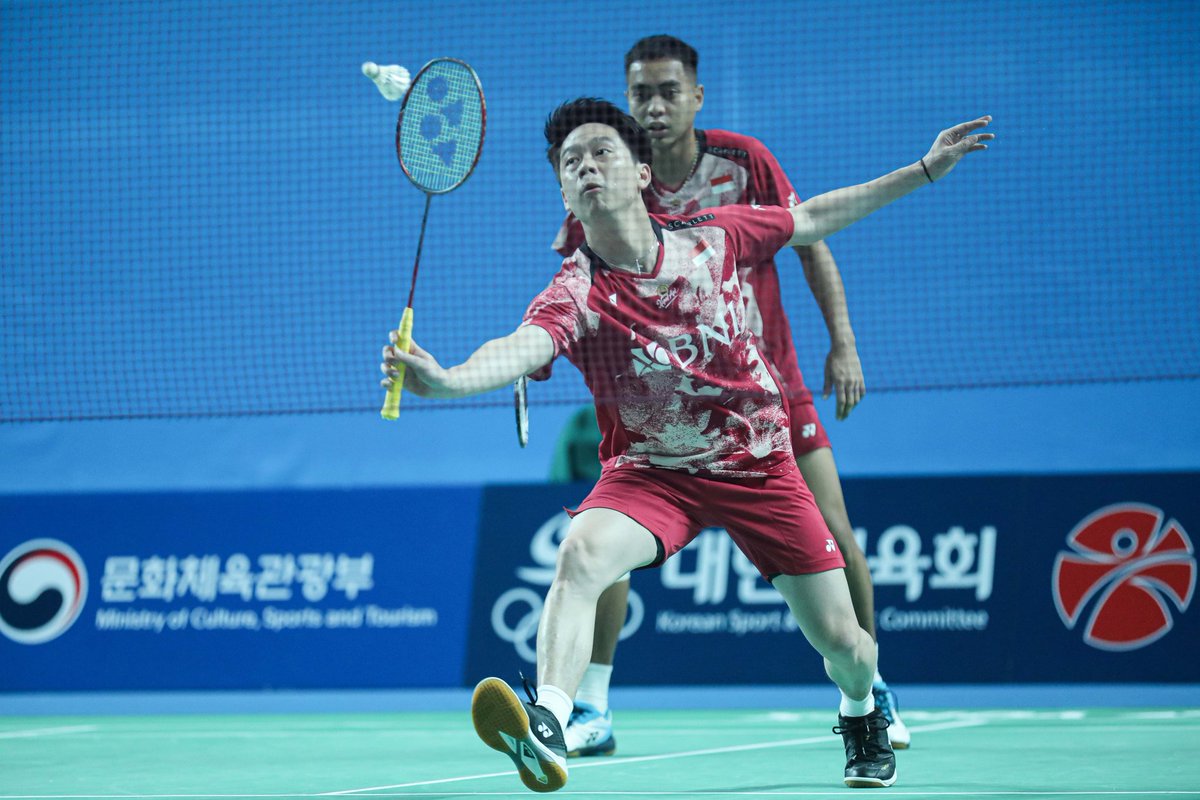 republika_bulu's tweet photo. Laga perdana Rahmat Hidayat/ Kevin Sanjaya Sukamuljo pada kejuaraan Korea Masters 2023 sebagai pasangan baru tim Indonesia dibuka dengan kemenangan dibabak R1 dengan skor 21-18 17-11, 

#kevinsanjaya #rahmathidayat #keramat #koreamasters2023 https://t.co/KyPnmhSRX7