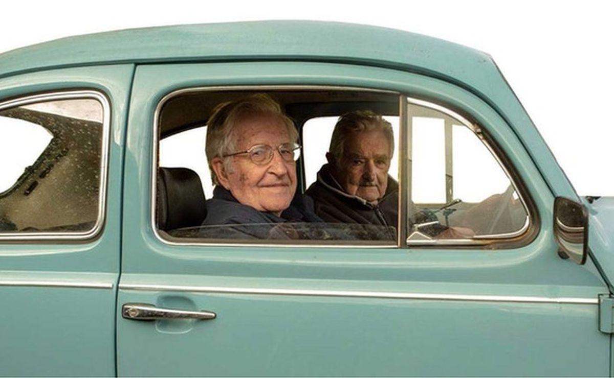 el_pais's tweet photo. Inspirado por Chomsky y Mujica, el director se dio cuenta que en realidad “no vivimos en una democracia”: “Hay que transformar esta democracia no simplemente en un eslogan, sino en algo verdadero porque vivimos en realidad en una plutocracia" https://t.co/fSllRxun2A https://t.co/eDzYUYfS63