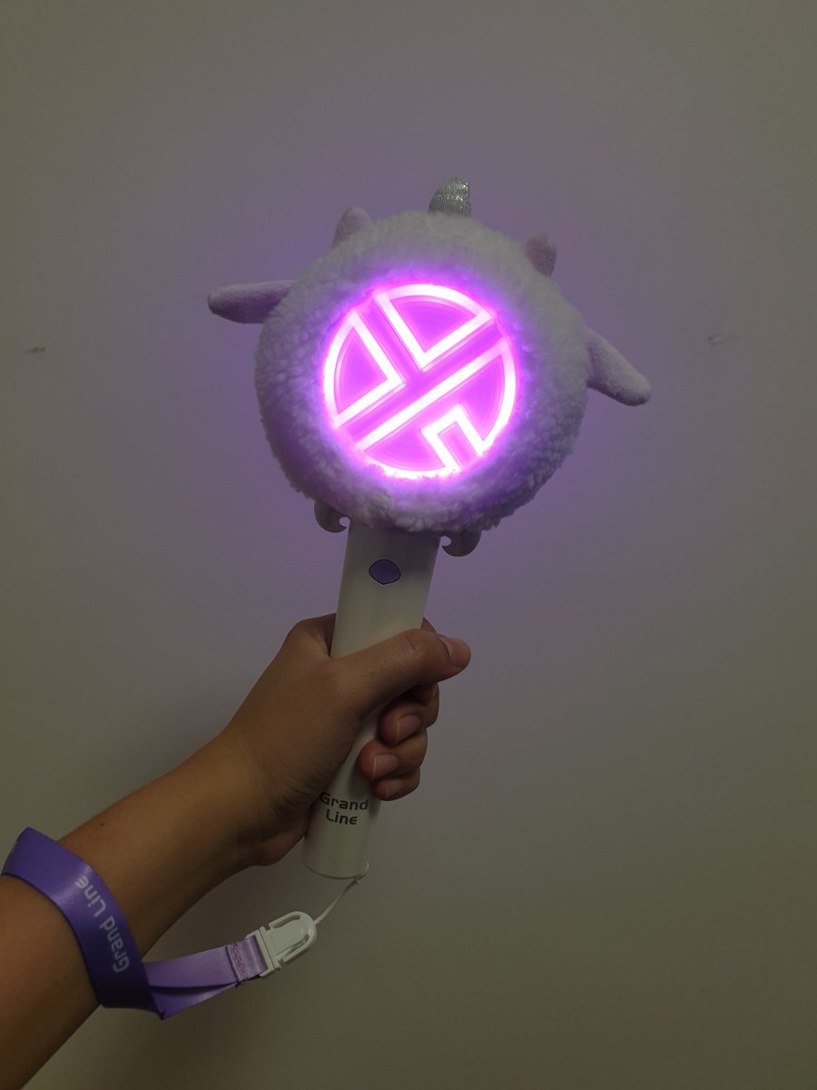 RadSH94's tweet photo. Got my Yixing @layzhang lightstick! So pretty!!! 😍 Thank you @OnlyFor_YIXING for hosting the PH GO. Manifesting GRANDLINE in Manila soon 🙏
#LAY #LayGrandLine https://t.co/rpQtkfHQuJ