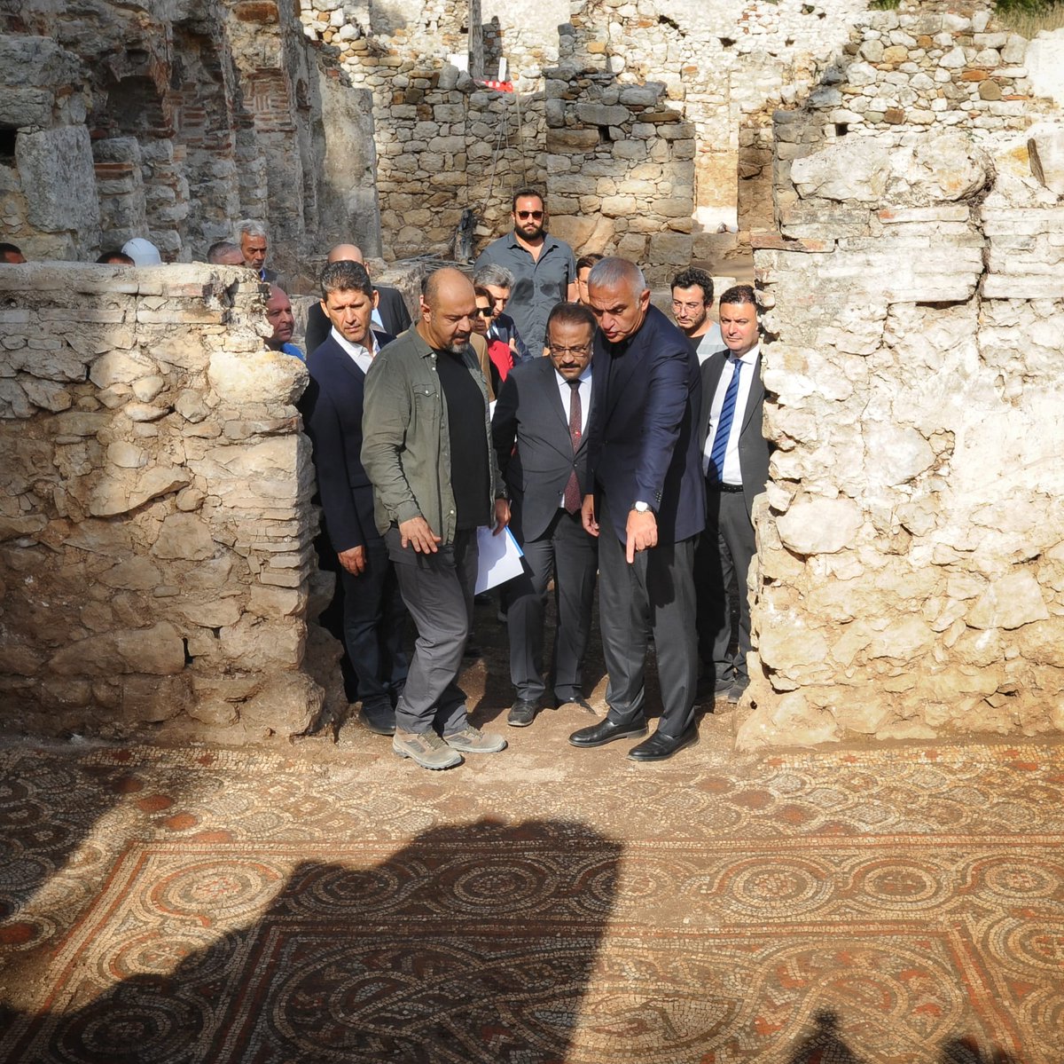 MehmetNuriErsoy's tweet photo. Türkiye Kültür Yolu Festivalimizin yeni rotası olan Antalya'mızda bugün "Kültürel Miras Koridoru"nun iki önemli yeri #Olimpos ve #Phaselis Antik Kenti'nde incelemelerde bulunduk. 

Antalya'nın kültürel varlıklarını korurken şehrimizde turizm sezonunu 12 aya yayacak ve turizmden çok daha yüksek gelirler elde etmesini sağlayacağız. 

Antalya’mızın nasıl bir dönüşümü gerçekleştireceğine çok kısa bir süre sonra hep birlikte şahit olacağız.