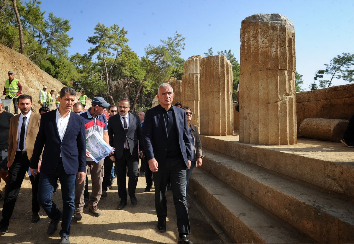 MehmetNuriErsoy's tweet photo. Türkiye Kültür Yolu Festivalimizin yeni rotası olan Antalya'mızda bugün "Kültürel Miras Koridoru"nun iki önemli yeri #Olimpos ve #Phaselis Antik Kenti'nde incelemelerde bulunduk. 

Antalya'nın kültürel varlıklarını korurken şehrimizde turizm sezonunu 12 aya yayacak ve turizmden çok daha yüksek gelirler elde etmesini sağlayacağız. 

Antalya’mızın nasıl bir dönüşümü gerçekleştireceğine çok kısa bir süre sonra hep birlikte şahit olacağız.