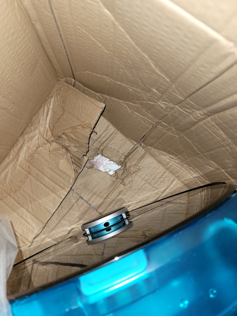 JOSEGAR60066281's tweet photo. He puesto una reclamación por daños en el transporte en una compra de wallapop y no me responde nadie, correos se ha cargado el producto y me ha perdido piezas del paquete que vergüenza @CorreosAtiende @wallapop producto roto, caja destrozada, piezas perdidas https://t.co/OVPTJpbMh9