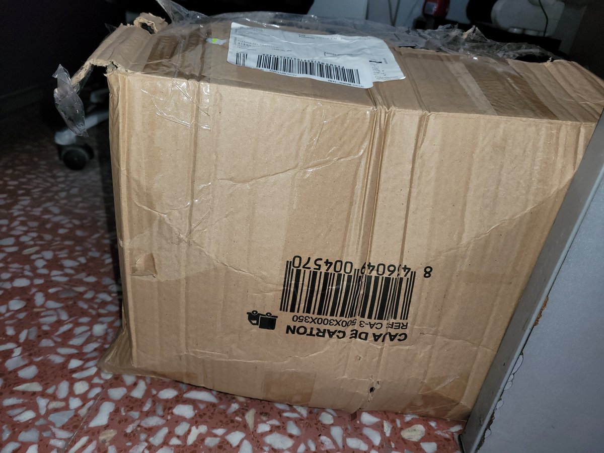 JOSEGAR60066281's tweet photo. He puesto una reclamación por daños en el transporte en una compra de wallapop y no me responde nadie, correos se ha cargado el producto y me ha perdido piezas del paquete que vergüenza @CorreosAtiende @wallapop producto roto, caja destrozada, piezas perdidas https://t.co/OVPTJpbMh9
