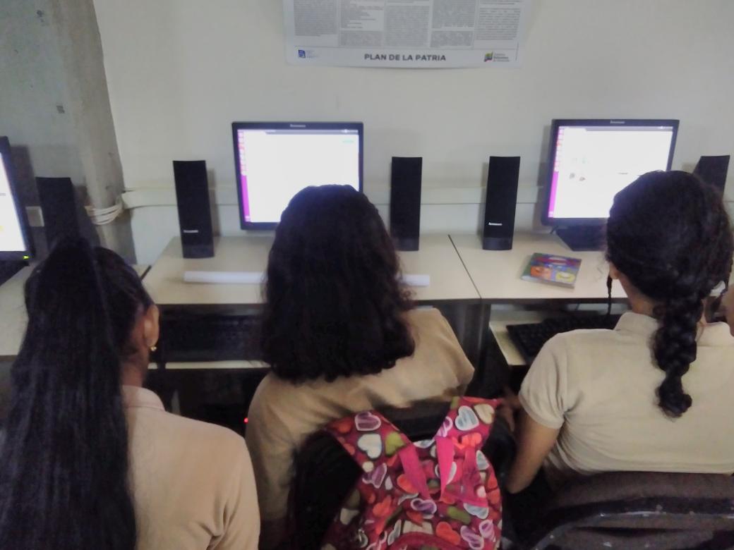 CBIT_ARRIETA's tweet photo. #07Nov Apoyo a estudiantes de 4to año B a cargo de la Profesora Adriana Maestre, en el desarrollo de Proyecto de Investigación fase 1. En el Centro Bolivariano de Informática y Telemática Carlos Manuel Arrieta @Fundabit_ @pedrogordon2121 @FundabitAragua https://t.co/ZGgZAfyLN0