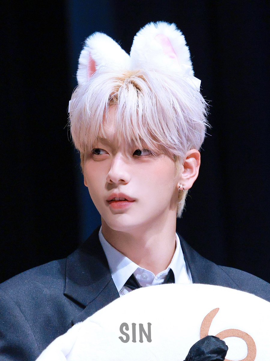 archerintherye's tweet photo. ㅜㅜ 진짜 본인 귀 같은 거 달고 https://t.co/MOalCBP7JC