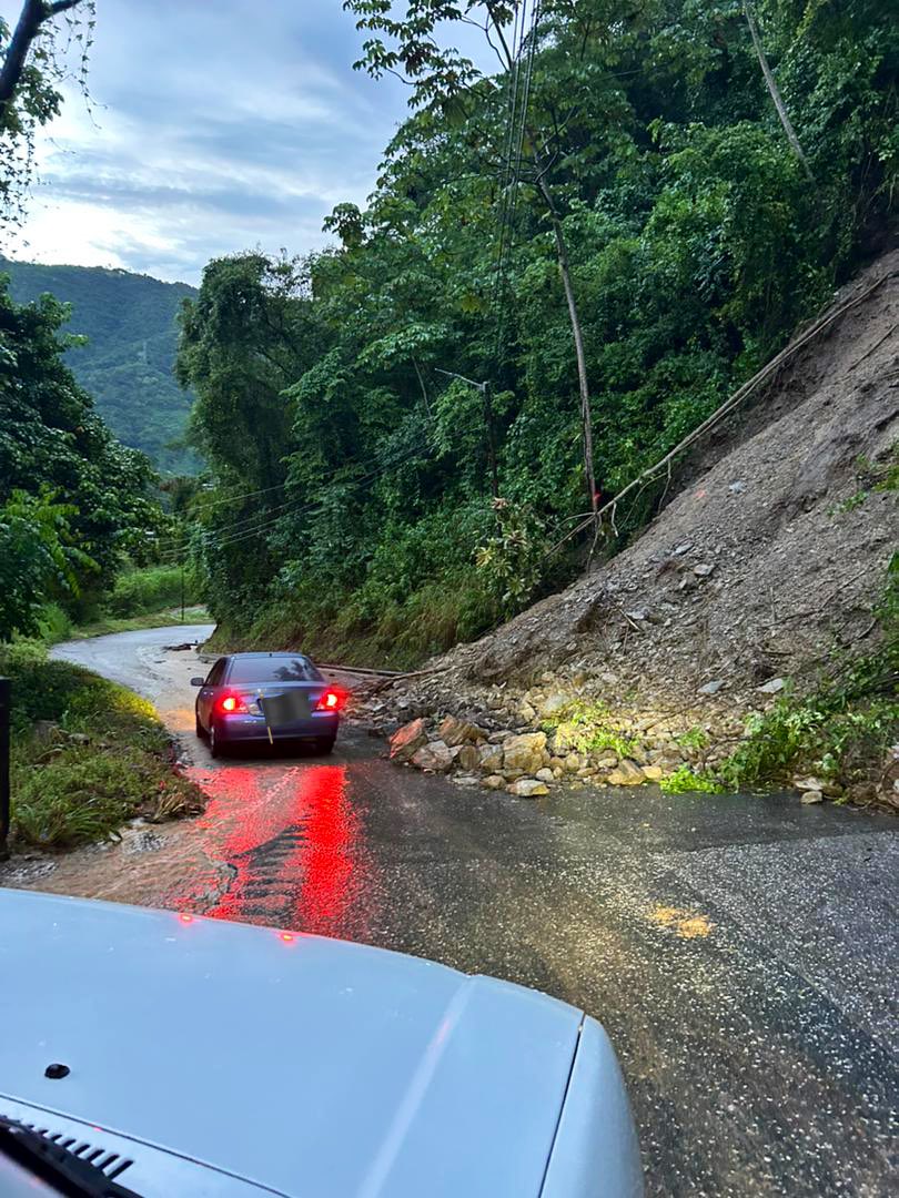 djbonesve's tweet photo. #Lluvias #Miranda @PCivilMunSucre Imágenes de hoy 7/11/23 en horas de la mañana, Calle Maturin, Caiza. La vía a punto de colapso en diferentes tramos de la vía desde el Zodi hasta Mirávila https://t.co/HzkIE1ugEU