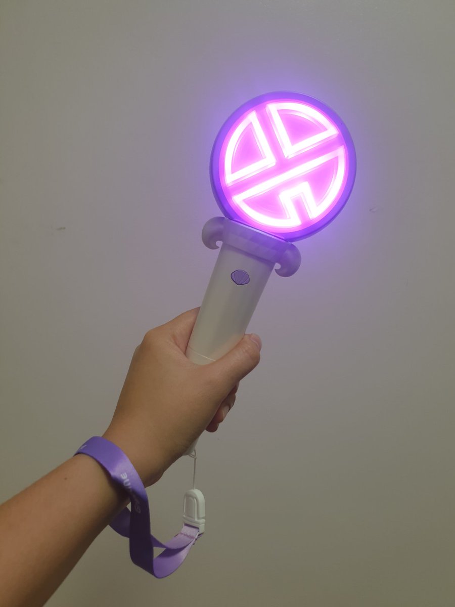 RadSH94's tweet photo. Got my Yixing @layzhang lightstick! So pretty!!! 😍 Thank you @OnlyFor_YIXING for hosting the PH GO. Manifesting GRANDLINE in Manila soon 🙏
#LAY #LayGrandLine https://t.co/rpQtkfHQuJ