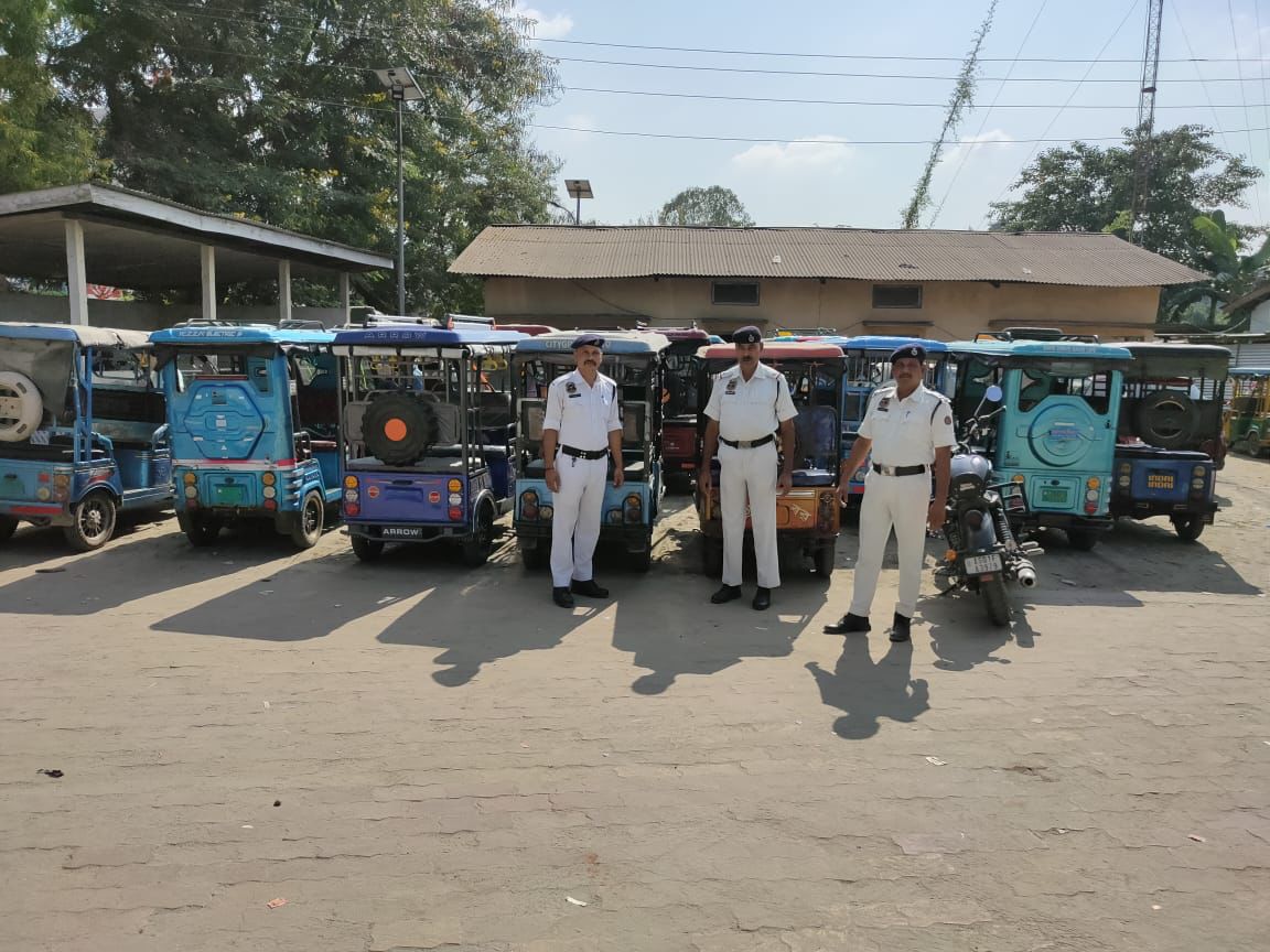 Nalbari police is committed to ensure free traffic flow in the town. In a drive held by the traffic police team against violations, 15 e-rickshaws and 3 tempos have been detained today for driving without permissions/ licenses. @CMOfficeAssam @assampolice @DGPAssamPolice