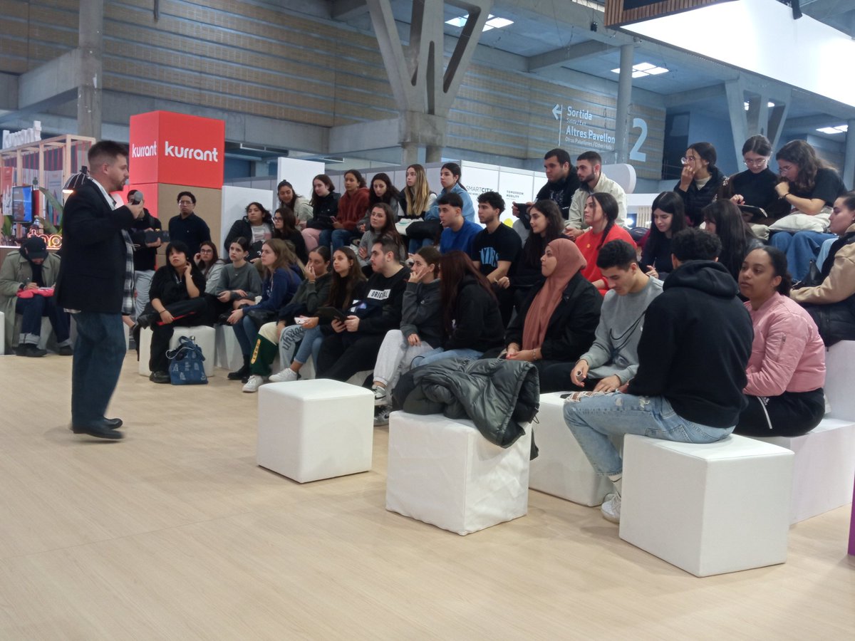 torrebarrinalh's tweet photo. 🤖🦾 Avui experimentem amb la intel·ligència artificial per entendre la seva utilitat. 

🖥️ Participem en una nova edició de  l'@SmartCityexpo i explorem amb la ciutadania els beneficis de les eines d’intel·ligència artificial. https://t.co/ulzpqhsZPt