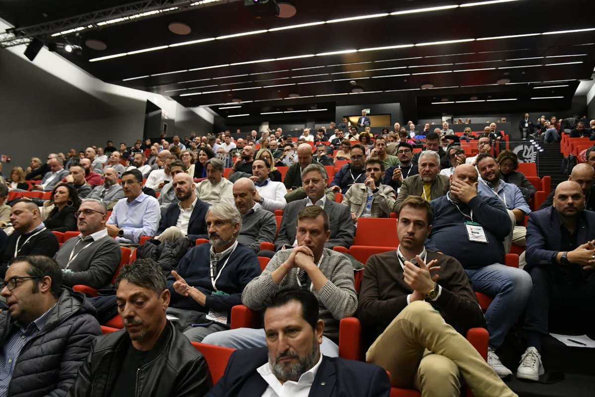 CislNazionale's tweet photo. “Dobbiamo migliorare i contenuti della Manovra cambiando le parti più inique a partire dalle pensioni. Ma dobbiamo ambire anche a guidare il cambiamento, incalzando e sfidando Governo e Imprese su un nuovo patto sociale. Va indicato un cammino che passa dalla difesa ed il riscatto del potere d’acquisto di lavoratori e pensionati, da una nuova politica dei redditi, dal rilancio e la redistribuzione di produttività e crescita, dall’azzeramento dei morti sul lavoro, dallo sblocco delle infrastrutture e dalla ripartenza del Sud. In questo solco va la nostra proposta di una grande manifestazione sindacale da svolgere di sabato aperta a tutte le forze riformiste e responsabili #LuigiSbarra a @FilcaCisl