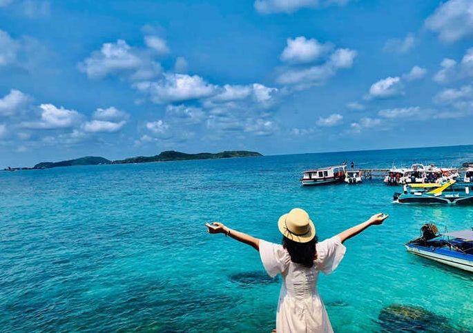 Đảo Phú Quốc có diện tích hơn 56ha, với vô vàn cảnh đẹp từ biển xanh lấp lánh đến những cánh rừng nguyên sinh bạt ngàn. Vì vậy theo kinh nghiệm đi Phú Quốc từ Hà Nội, bạn nên du lịch Phú Quốc ít nhất từ 3 đến 4 ngày để có thể tận hưởng tất tần tật